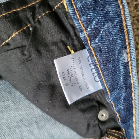 Cello 90s Baggy Distressed Frayed Highrise Dark Blue Junior's Jeans Size 9 NWT - Picture 5 of 9